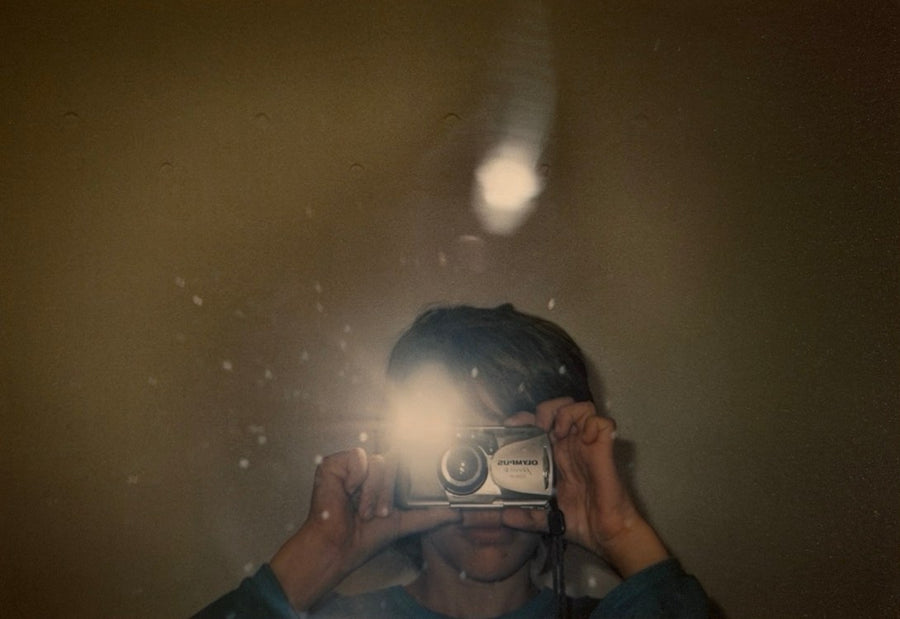 Mirror selfie of young Lucas with the Olympus