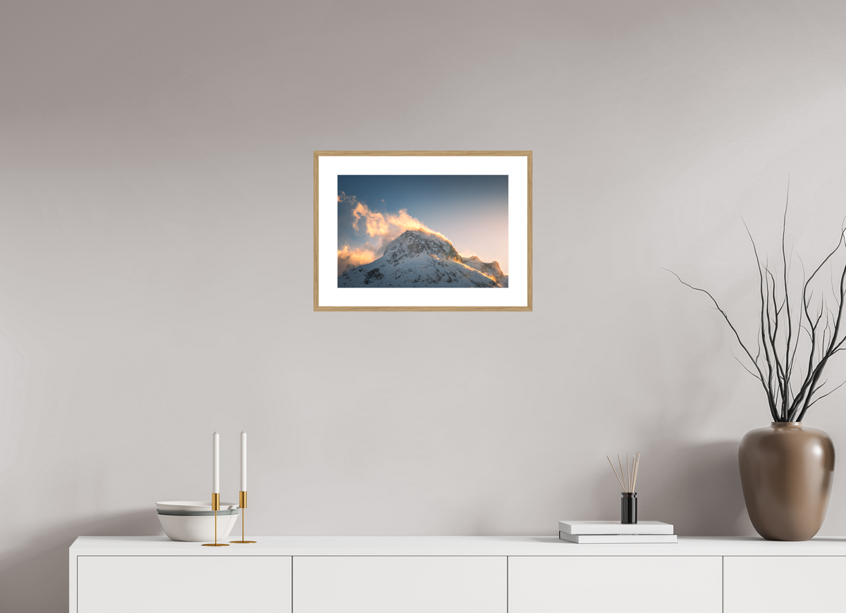 45 x 30 cm, Rahmen-Holzoptik Golden Light on the Omeshorn, Lech