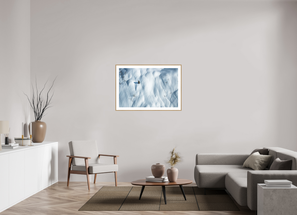 105 x 70 cm, Rahmen-Holzoptik Lone Skier in the Snow Waves