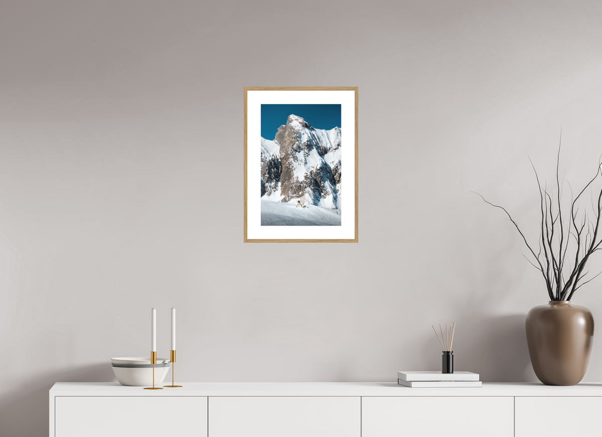 30 x 45 cm, Rahmen-Holzoptik Snowy Rock Face in Winter