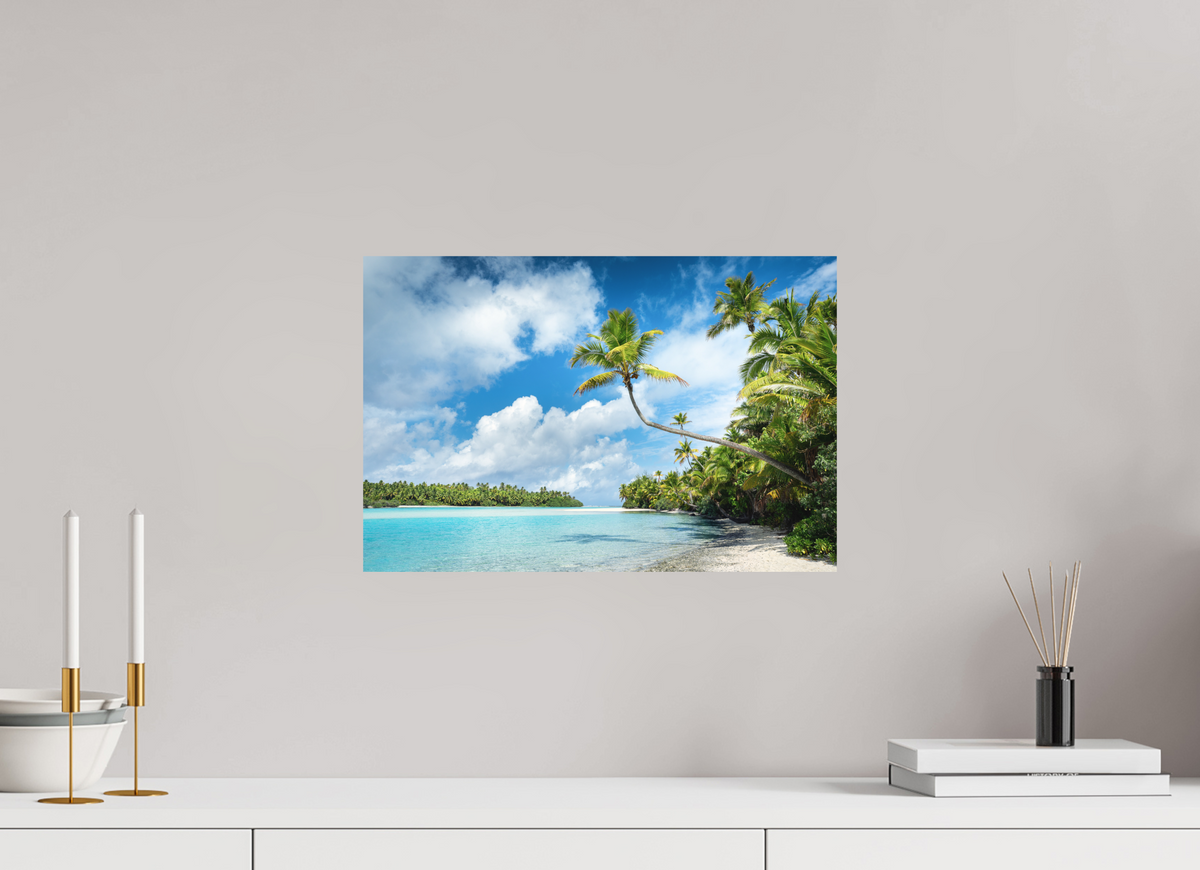 45 x 30 cm, Papierprint ohne Rahmen Curved Palm Over the Lagoon, Aitutaki