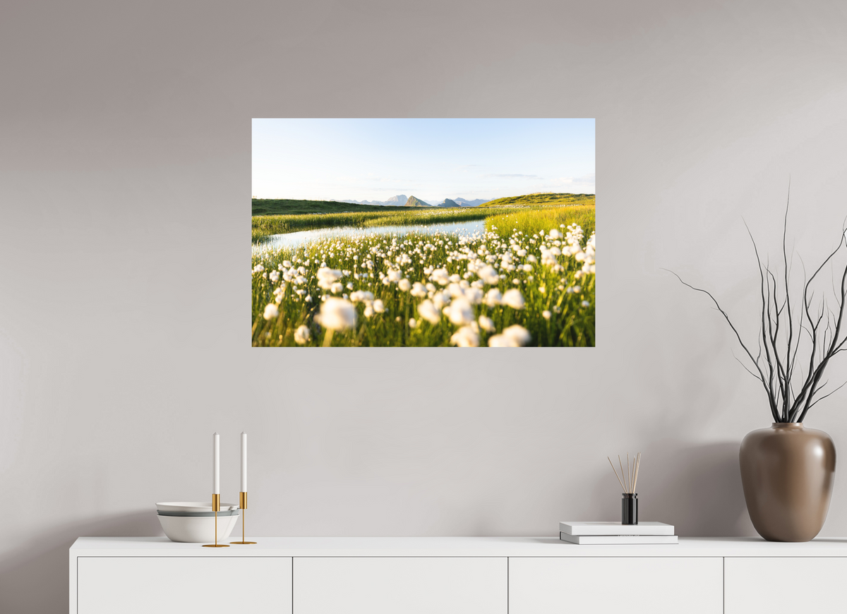 90 x 60 cm, Papierprint ohne Rahmen Alpine Cotton Grass by the Pond