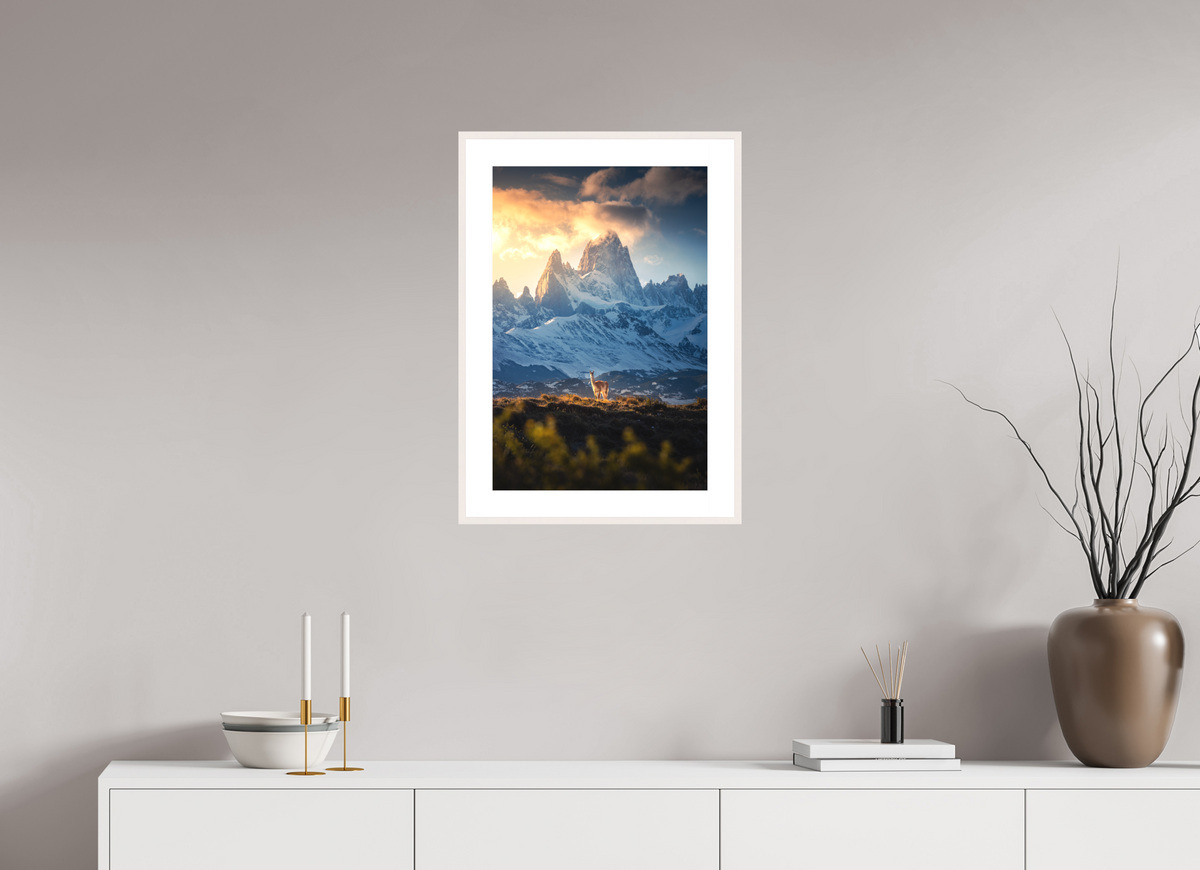 40 x 60 cm, Rahmen-Weiß Guanaco below Fitz Roy in Golden Light, Patagonia