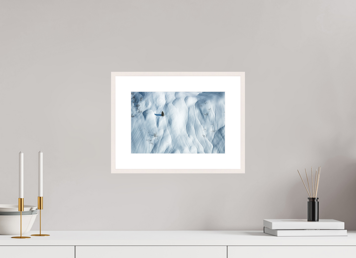 30 x 20 cm, Rahmen-Weiß Lone Skier in the Snow Waves