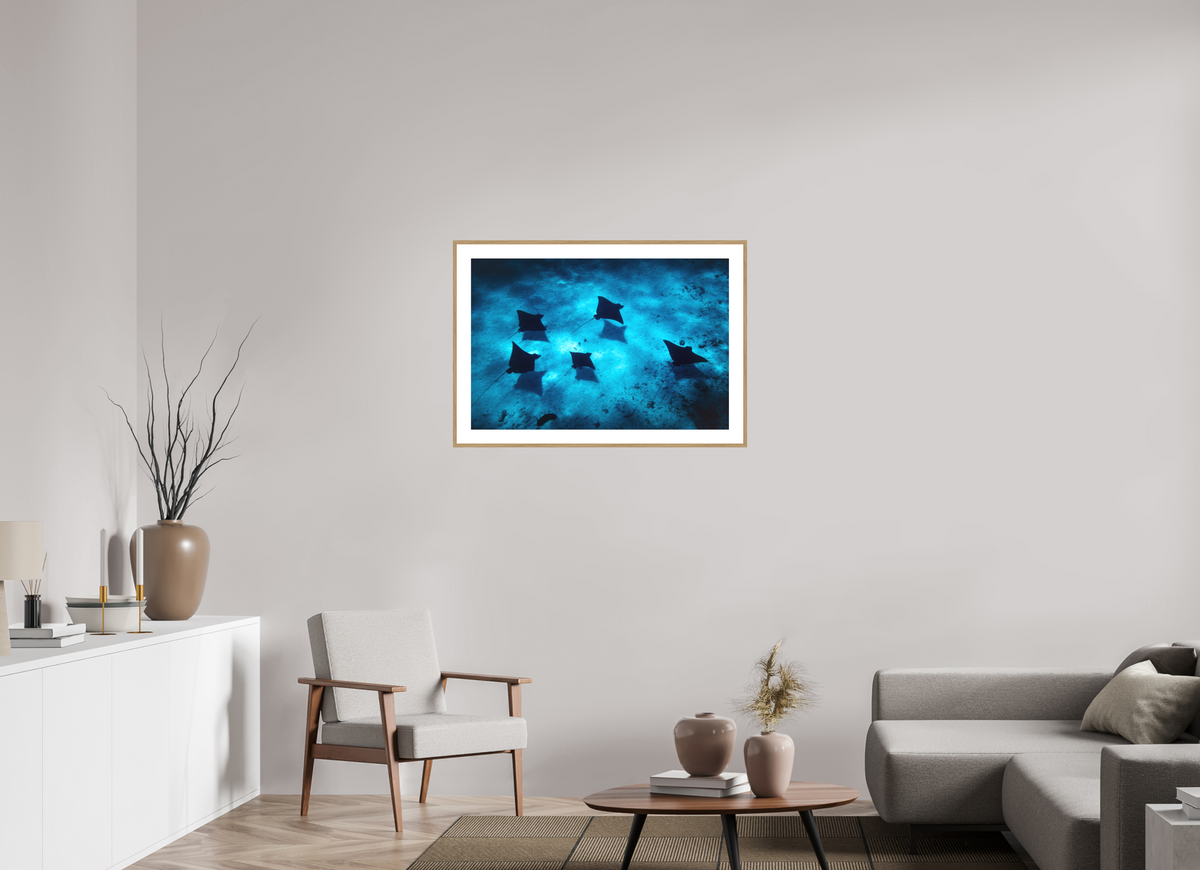 90 x 60 cm, Rahmen-Holzoptik Eagle Rays in the Lagoon, Bora Bora