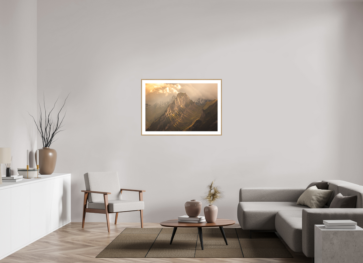 105 x 70 cm, Rahmen-Holzoptik Mountain Light Through the Clouds, Hoher Kasten