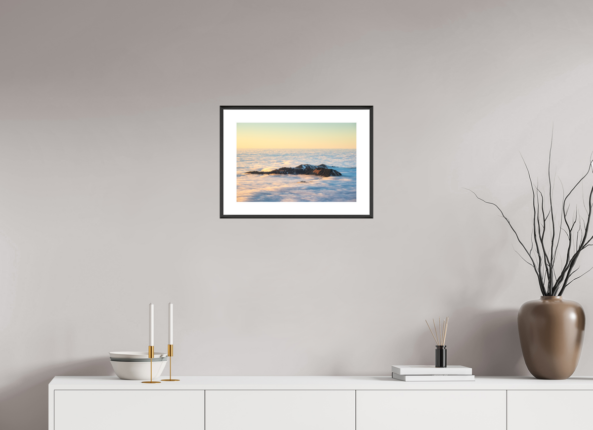 45 x 30 cm, Rahmen-Schwarz Island in the Sea of Fog, Hohe Matona