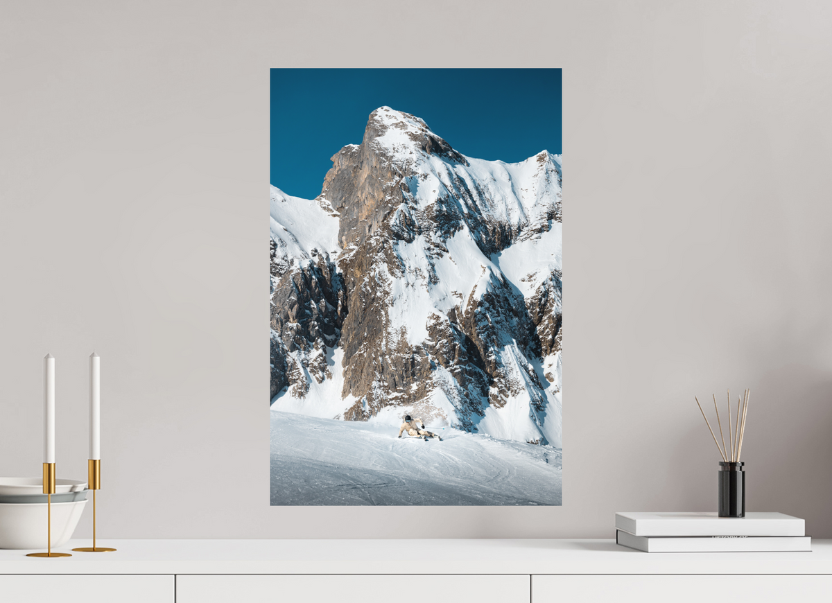 40 x 60 cm, Papierprint ohne Rahmen Snowy Rock Face in Winter