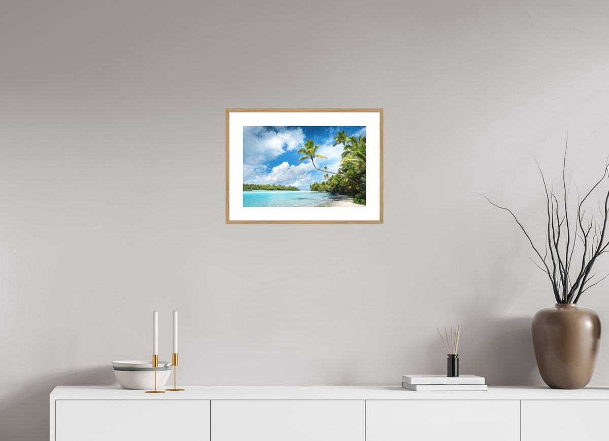 45 x 30 cm, Rahmen-Holzoptik Curved Palm Over the Lagoon, Aitutaki
