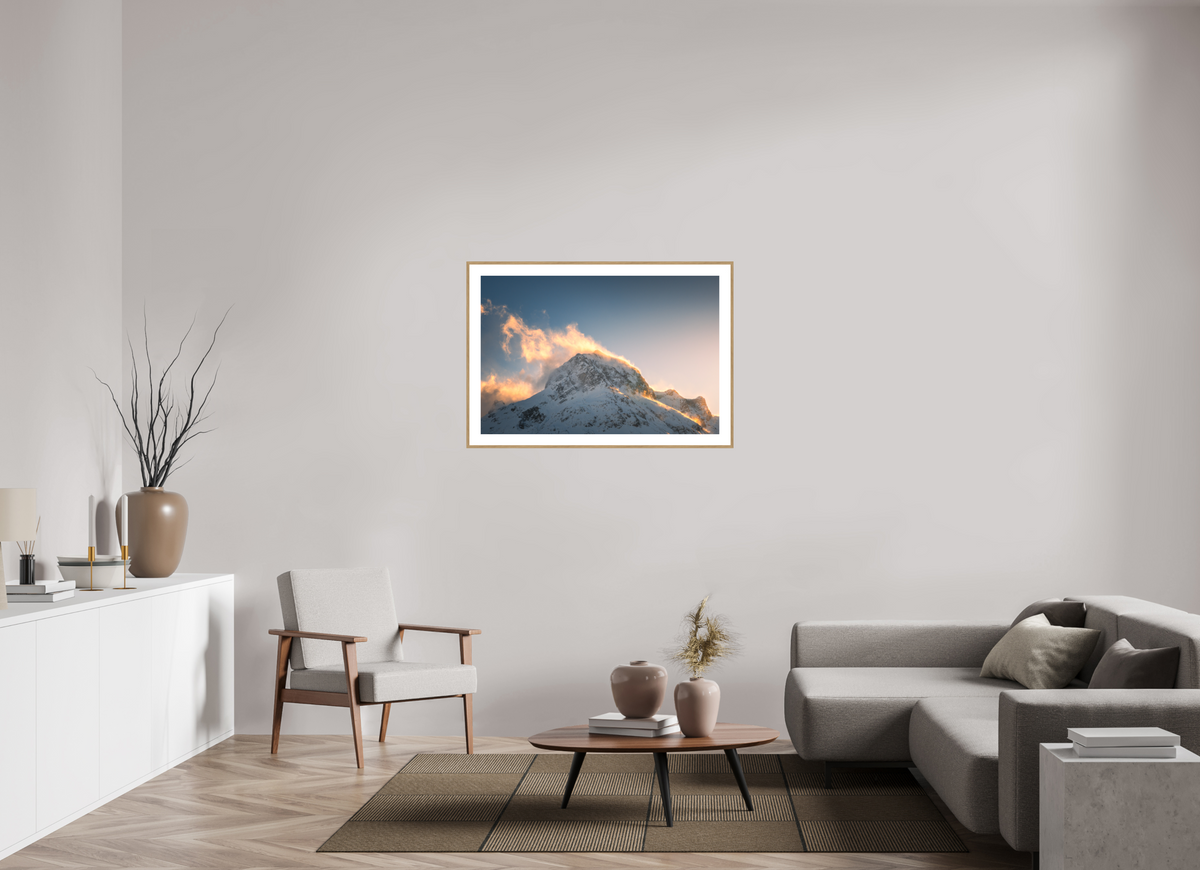 105 x 70 cm, Rahmen-Holzoptik Golden Light on the Omeshorn, Lech