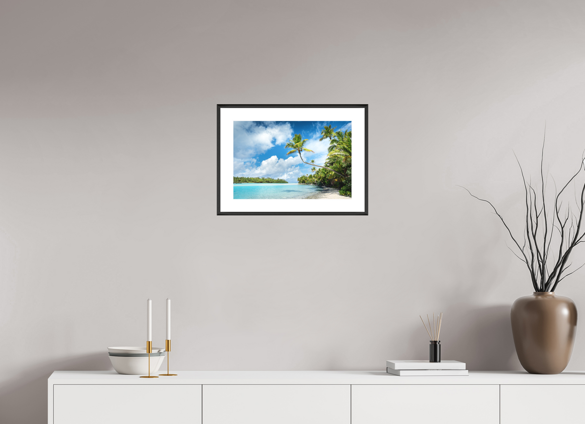 45 x 30 cm, Rahmen-Schwarz Curved Palm Over the Lagoon, Aitutaki