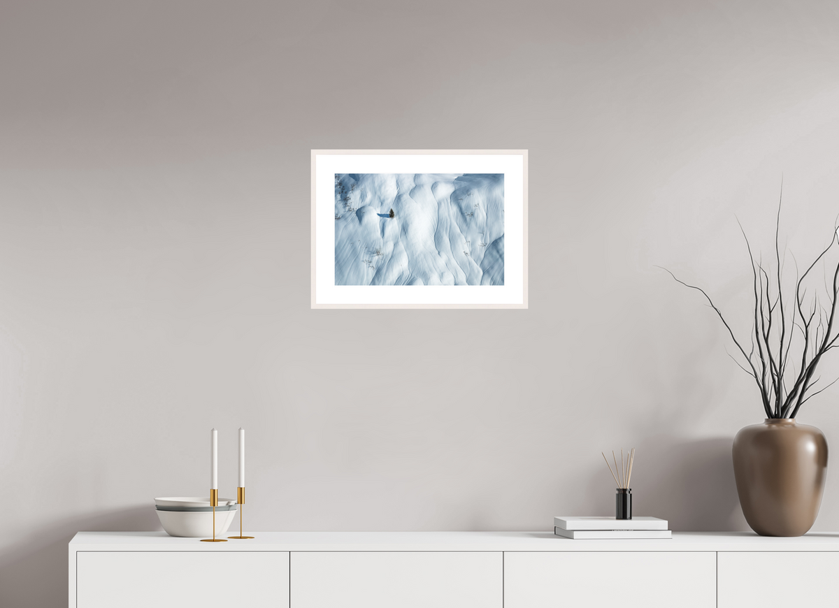 45 x 30 cm, Rahmen-Weiß Lone Skier in the Snow Waves