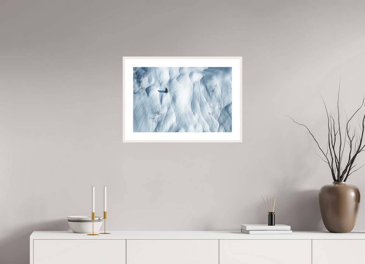 60 x 40 cm, Rahmen-Weiß Lone Skier in the Snow Waves