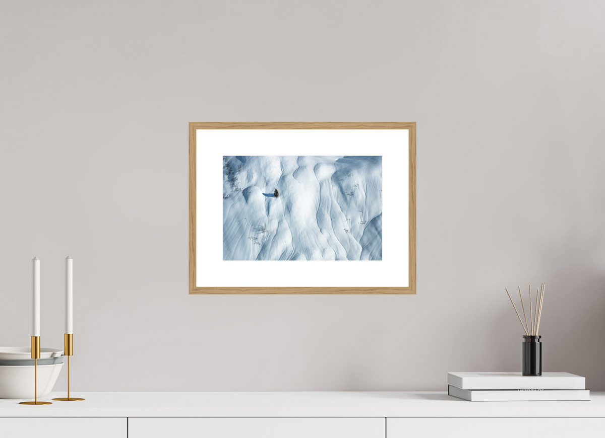 30 x 20 cm, Rahmen-Holzoptik Lone Skier in the Snow Waves