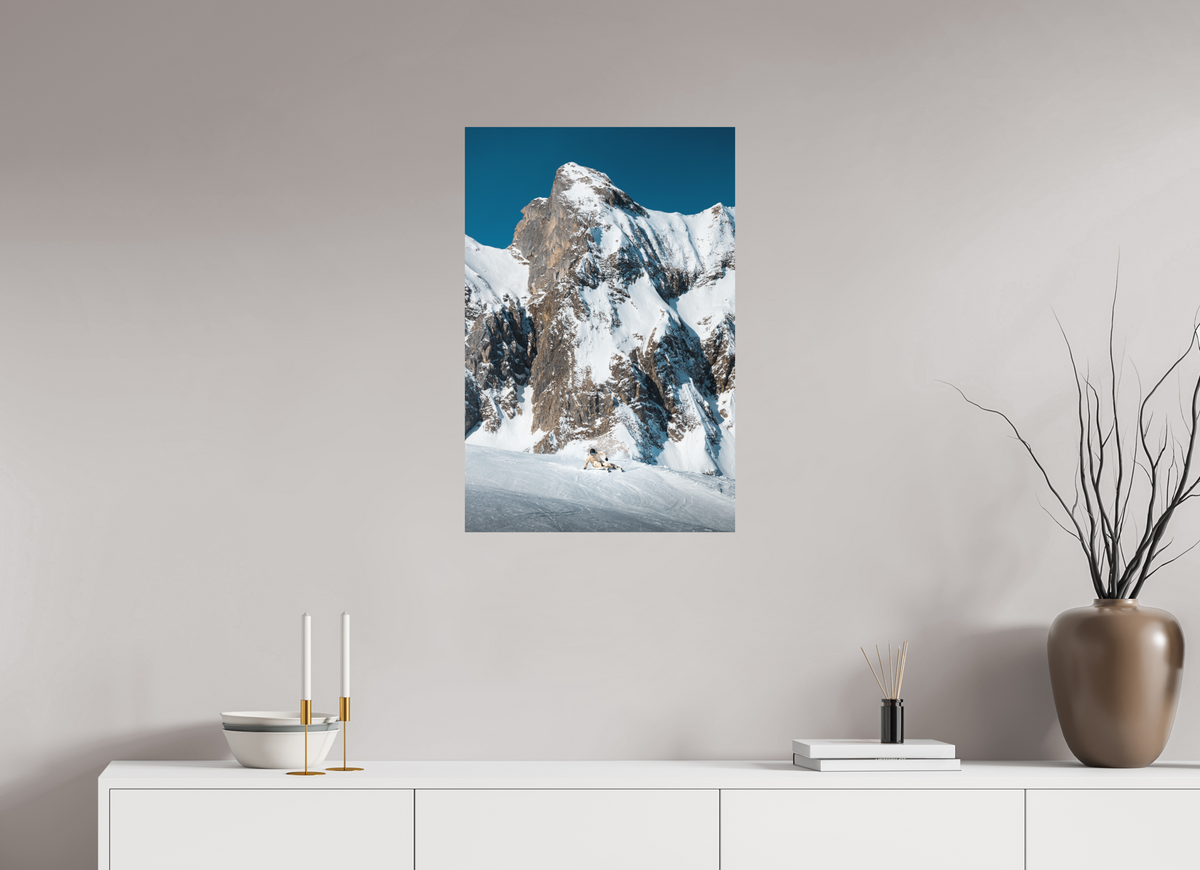 50 x 75 cm, Papierprint ohne Rahmen Snowy Rock Face in Winter