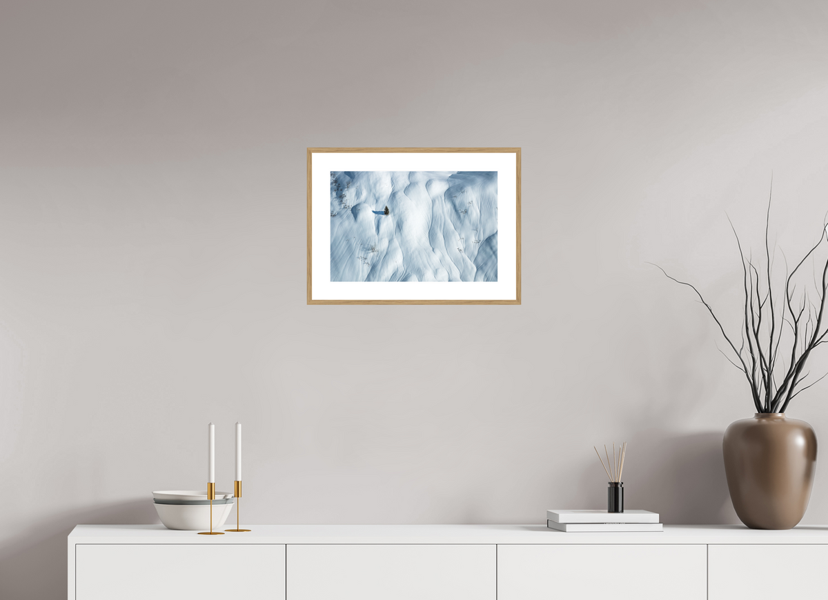 45 x 30 cm, Rahmen-Holzoptik Lone Skier in the Snow Waves