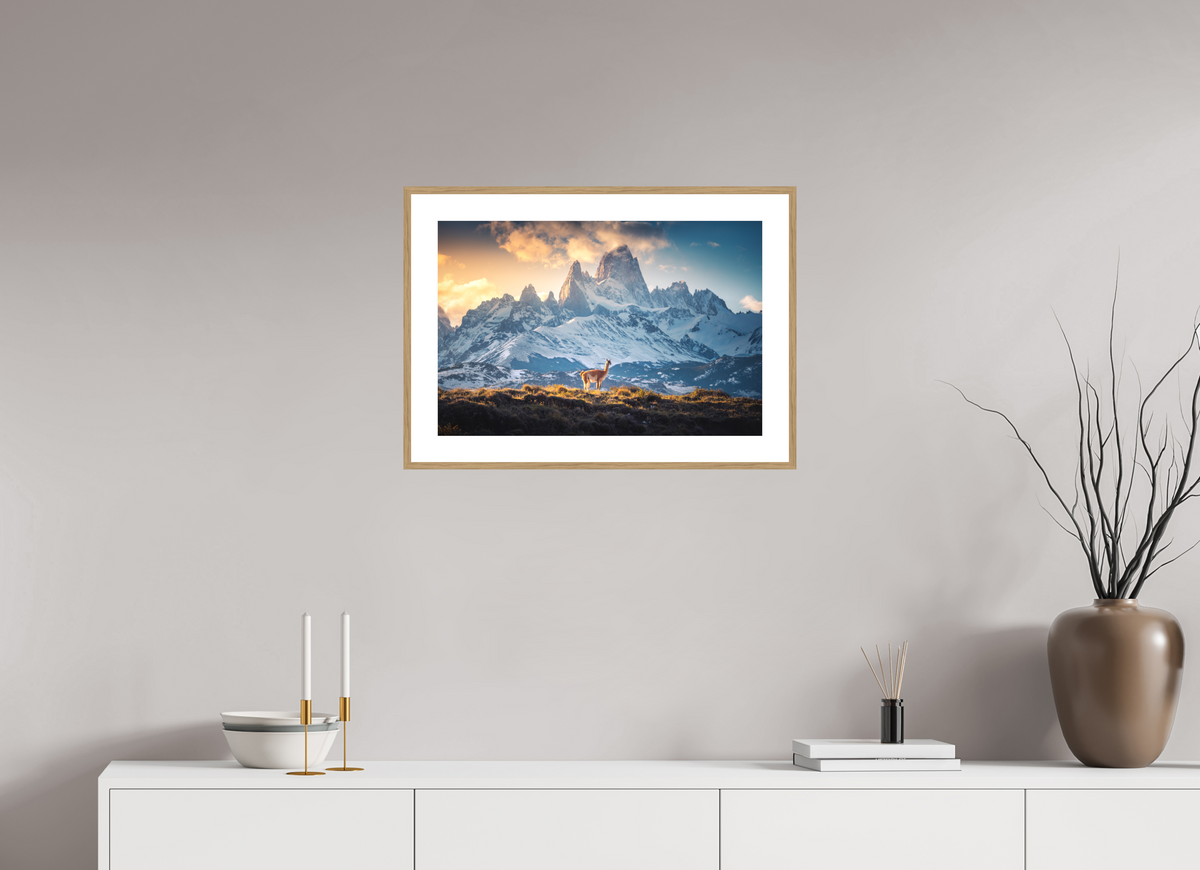 60 x 40 cm, Rahmen-Holzoptik Guanaco at Fitz Roy, Patagonia