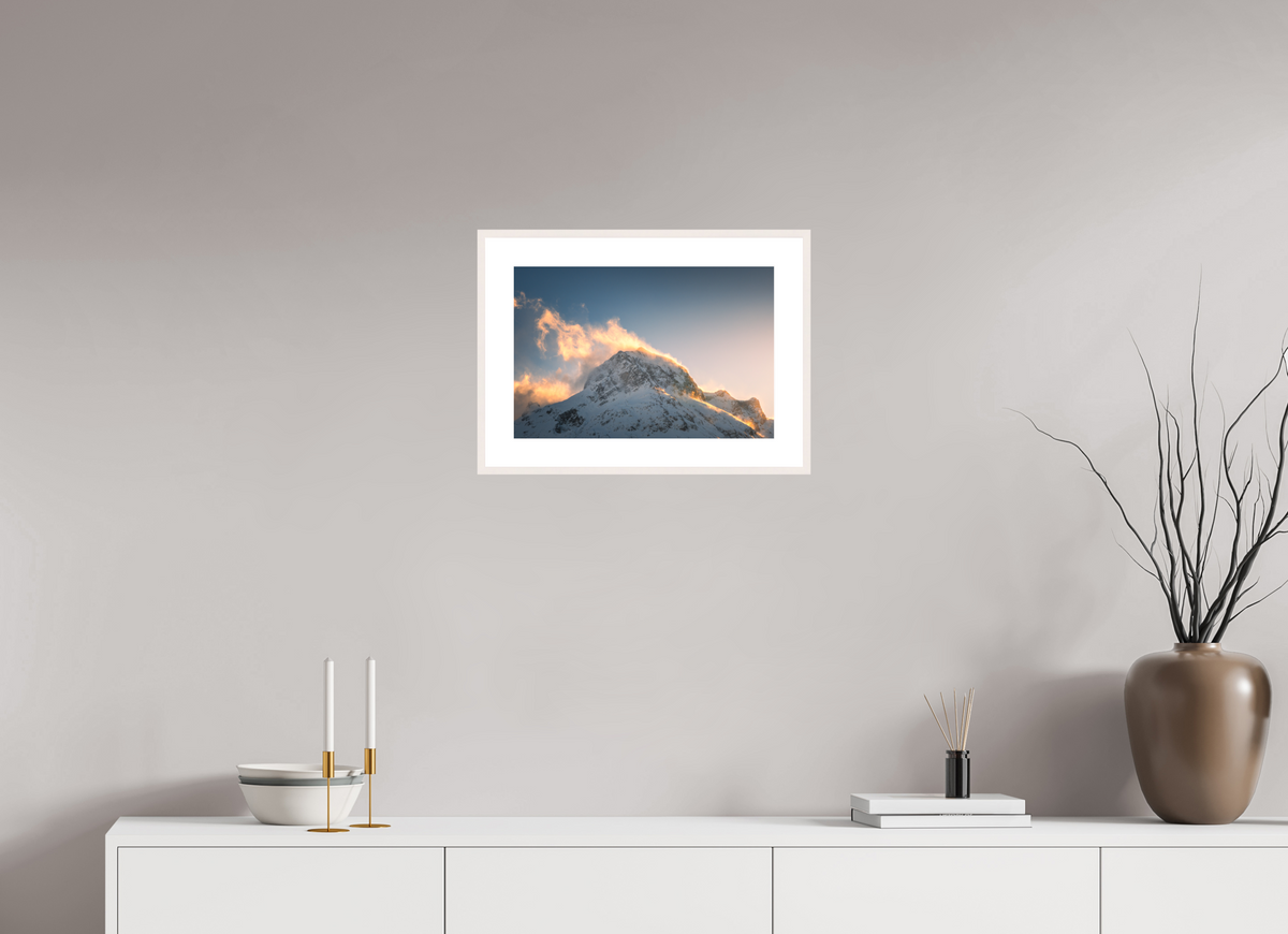 45 x 30 cm, Rahmen-Weiß Golden Light on the Omeshorn, Lech