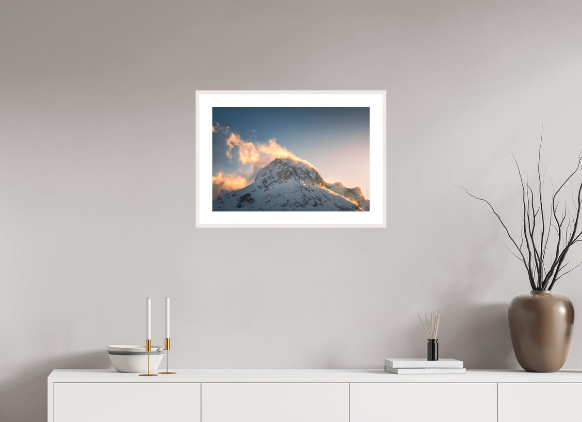 60 x 40 cm, Rahmen-Weiß Golden Light on the Omeshorn, Lech