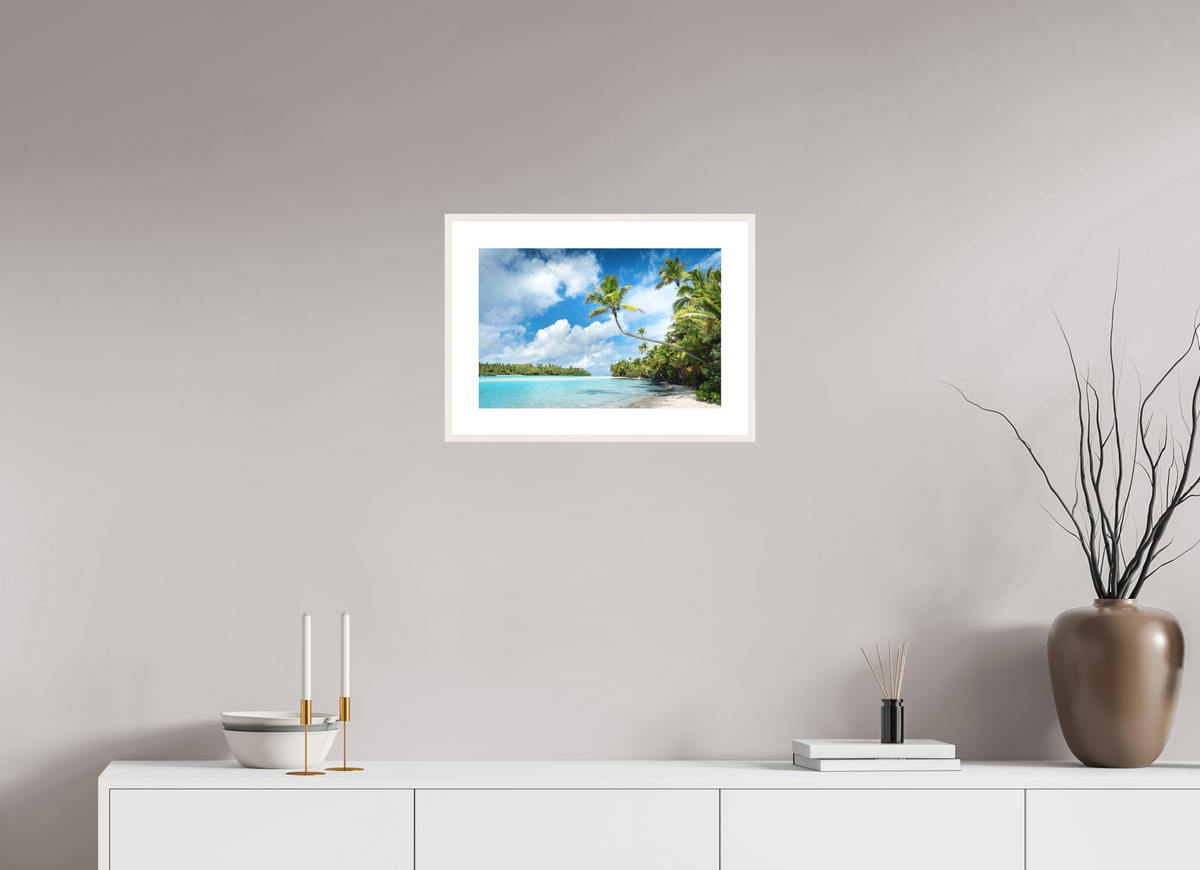 45 x 30 cm, Rahmen-Weiß Curved Palm Over the Lagoon, Aitutaki