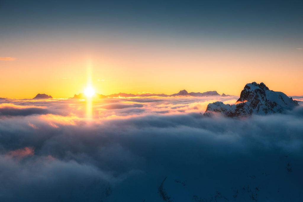 Photo Golden Sunset Over the Clouds