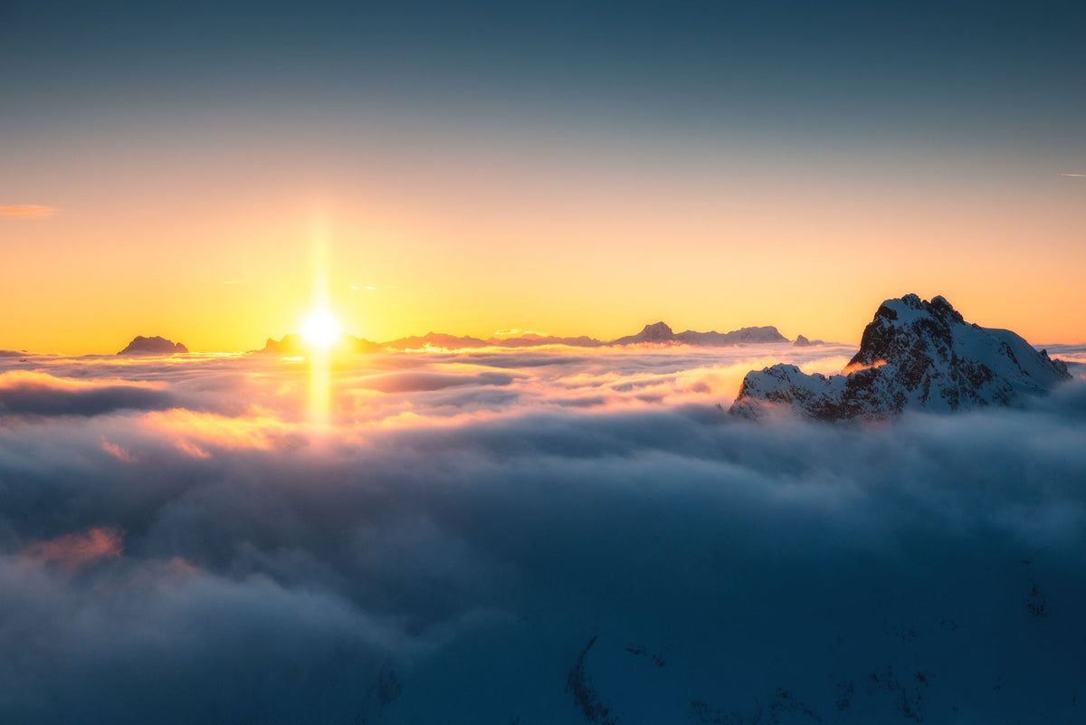 Photo Golden Sunset Over the Clouds